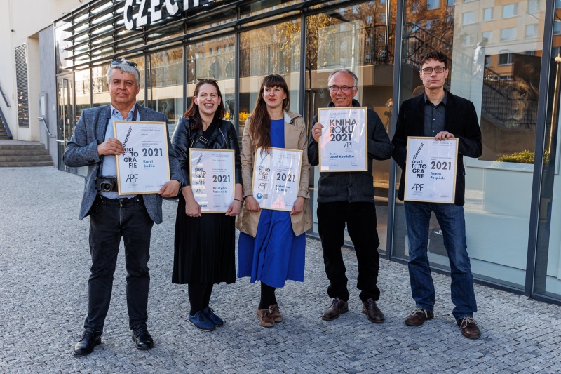 Společná fotka vítězů Osobnosti české fotografie 2021 Společná fotka vítězů Osobnosti české fotografie 2021